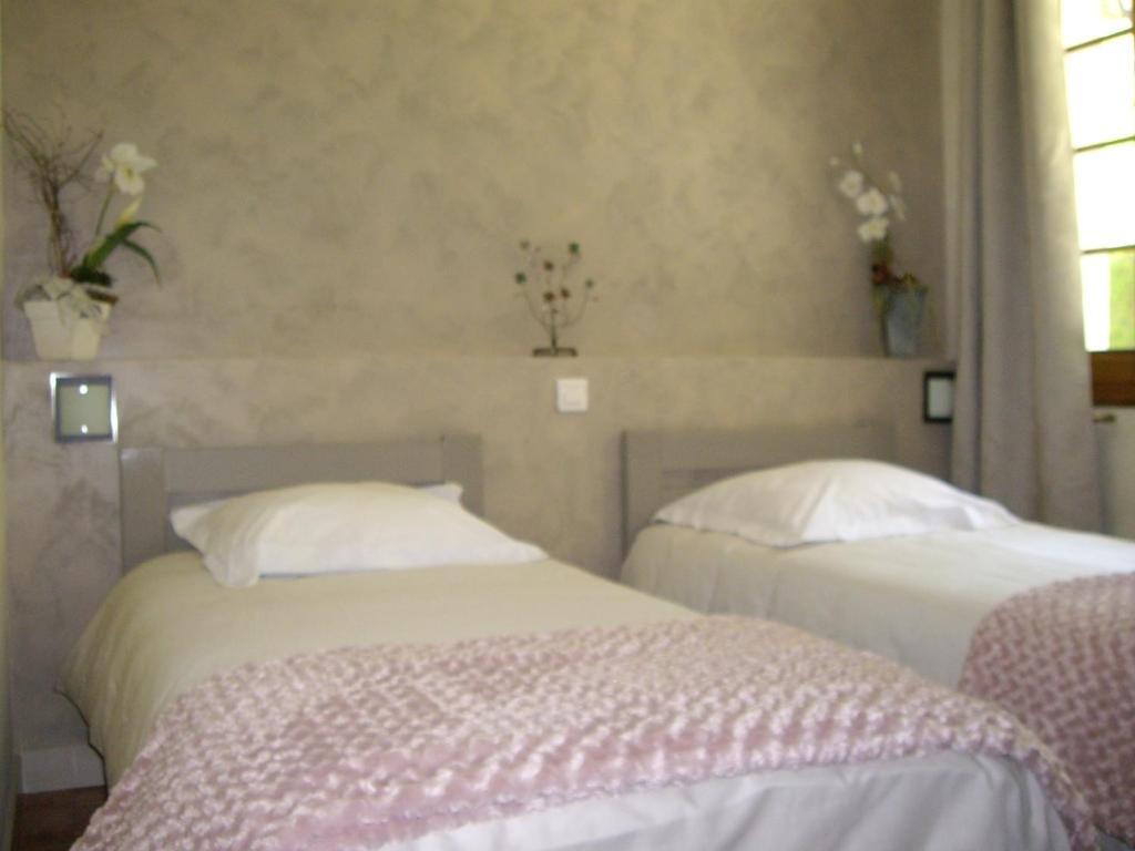 Chambres d'Hôtes Les Pierres Taillées Thénésol Chambre photo